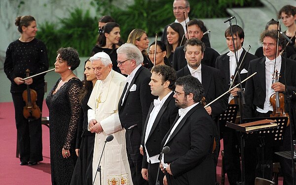 Geistliche Musik öffnet die Herzen für Gott: Benedikt XVI. neben Dirigent Enoch zu Guttenberg nach einer Aufführung von Verdis Requiem am 16. Oktober 2010 im Vatikan. 
