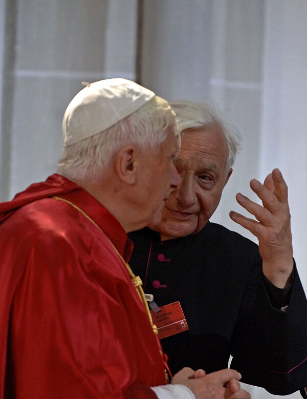 Besuch des Heiligen Vaters am 11. September 2006 in seinem Geburtsort Marktl. Hier besichtigt er die Pfarrkirche Sankt Oswald gemeinsam mit seinem Bruder Georg Ratzinger(r.).