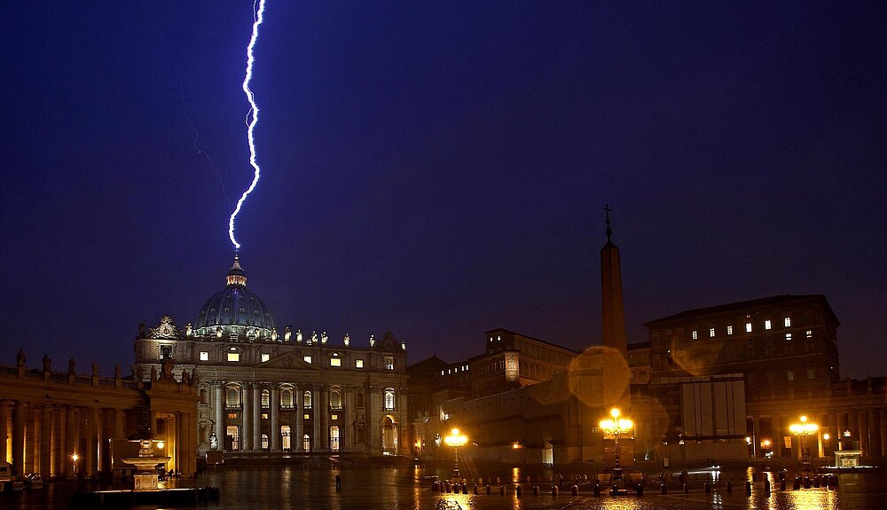 Am Abend der Ankündigung des Amtsverzichtes durch Benedikt XVI. schlug ein Blitz in den Petersdom ein.