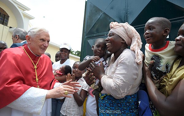 Strahlende Gesichter: Begeisterter Empfang für Benedikt XVI. In Afrika.  